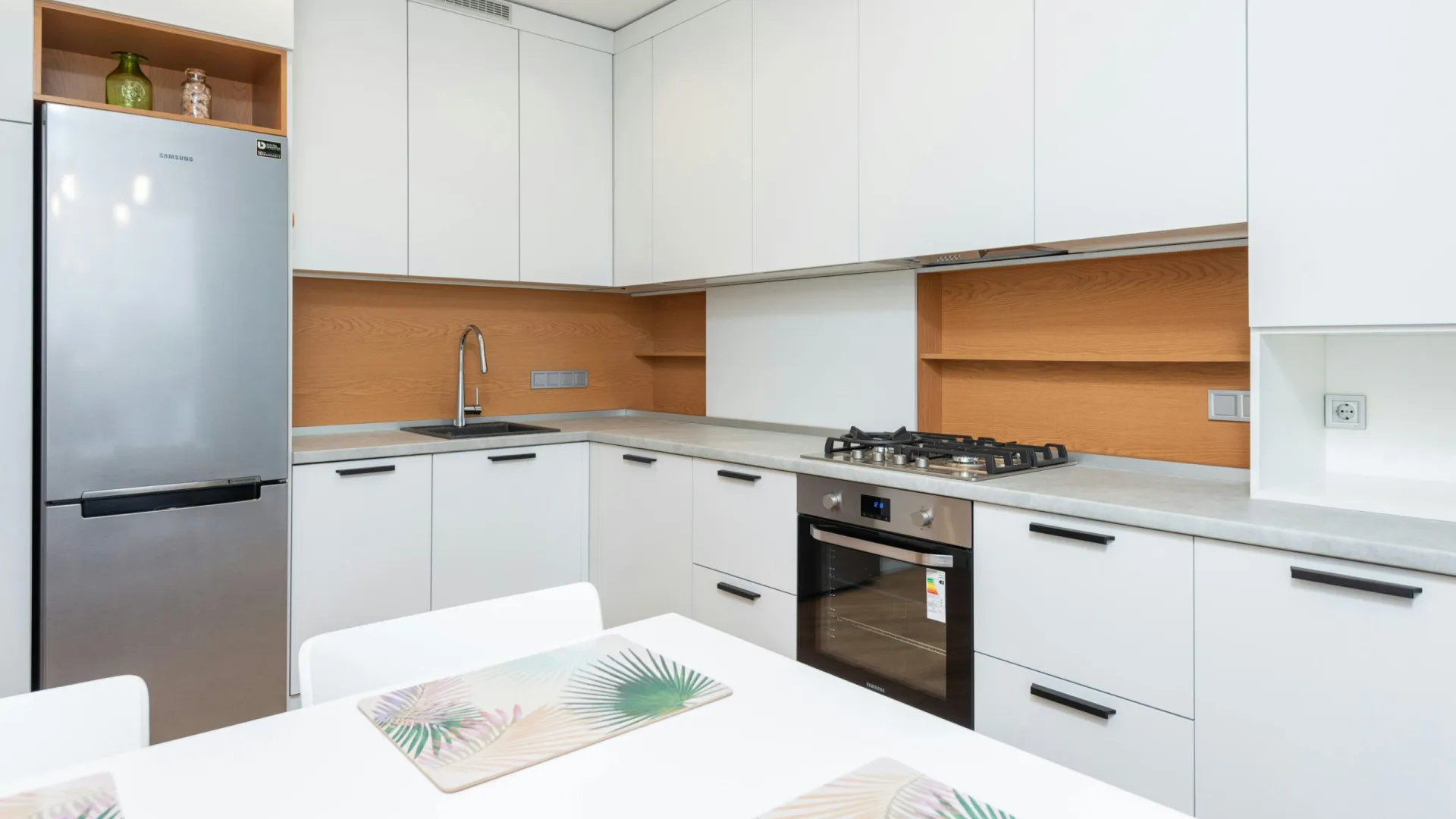 A photo of a modern kitchen.
